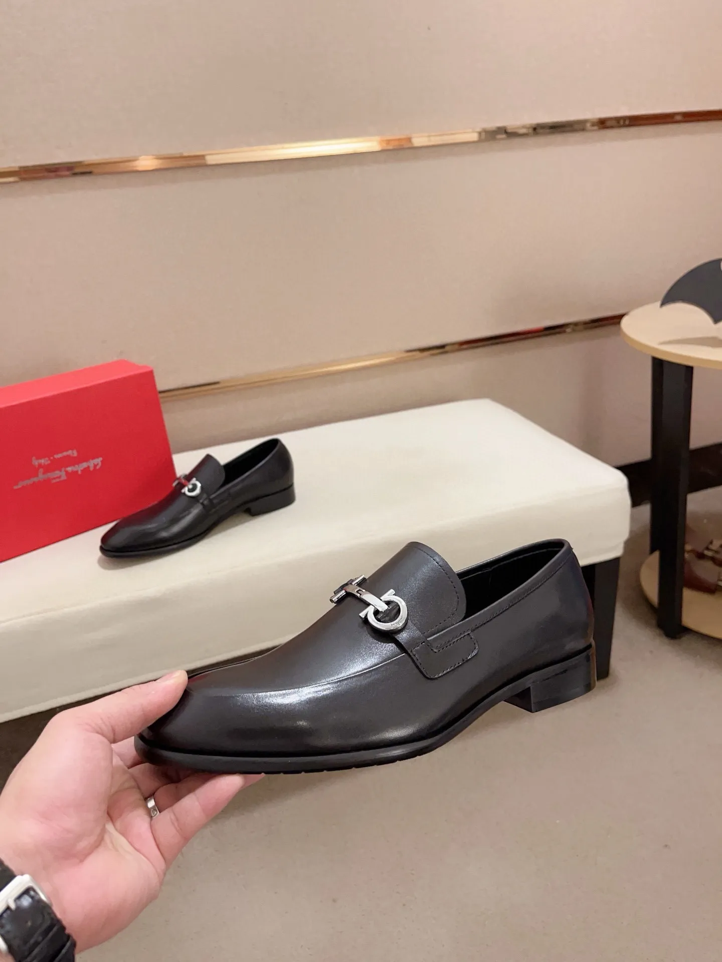Men's shoes💰: 540💰 High version Ferragamo quality! 🆕🆕Exclusive hot-selling products in stock🔥🔥New products on the shelves, high-quality shoes, high-end driving shoes, with complete packaging! 💪 💪 Material: imported patented cowhide 🐂 + imported high-quality water-dyed cowhide lining + wear-resistant outsole 👍🏻👍🏻 Features: high-end and comfortable, purely handmade 🚀 🚀 Create the perfect shoes that suit you best 🔥 🔥 Size: (38-44) Can be customized 45 non-returnable!
